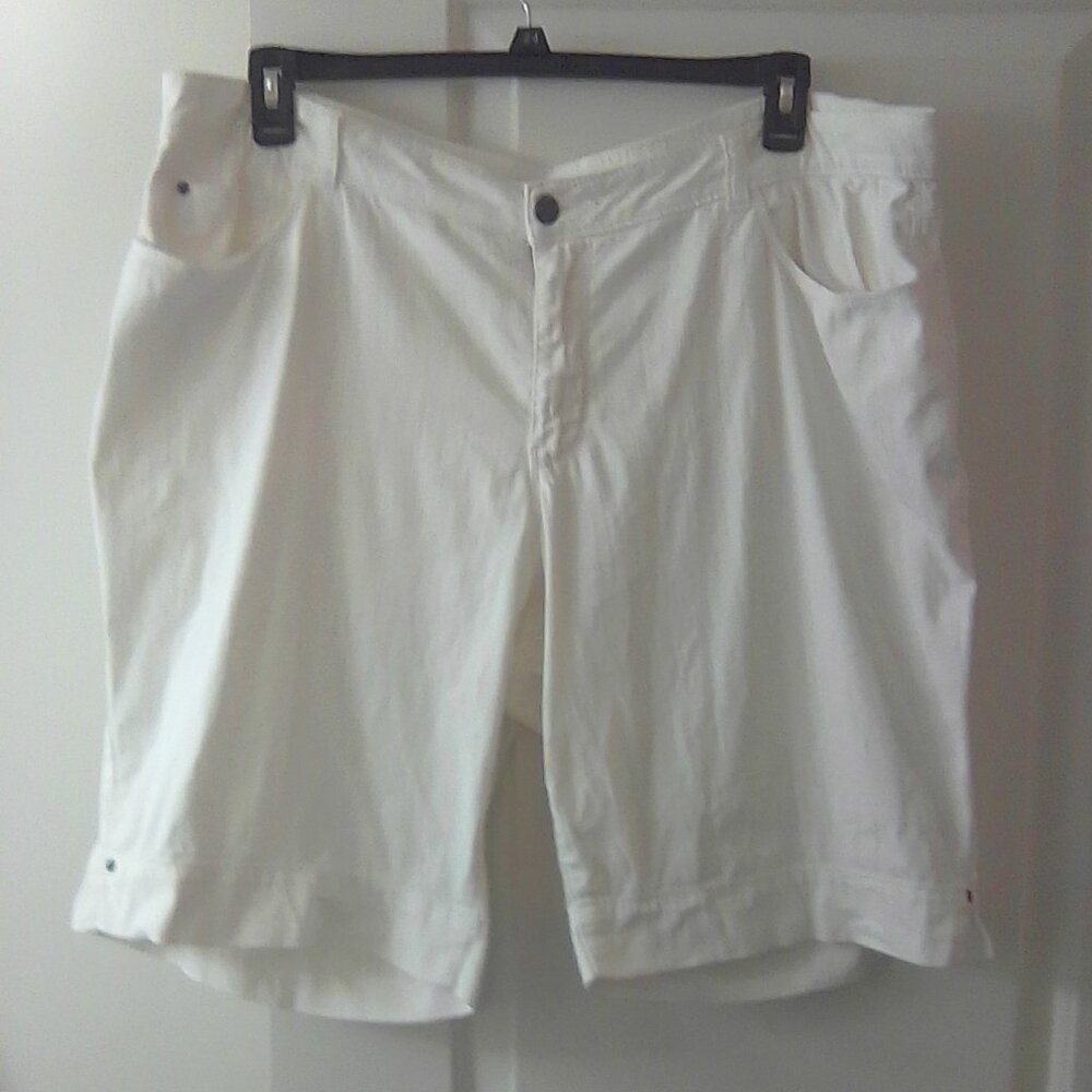Womens shorts Plus Size 18W Fashion Bug, white